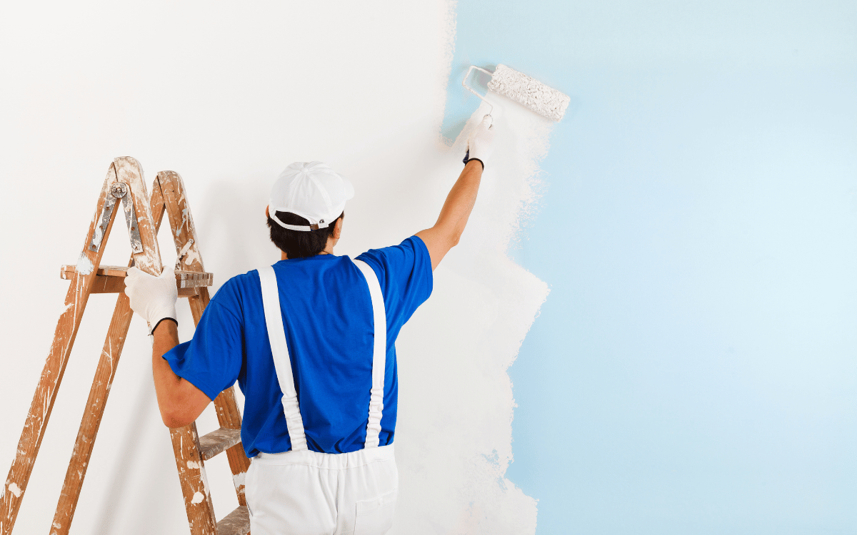 aplicación de pintura blanca en pared por pintores en Barcelona