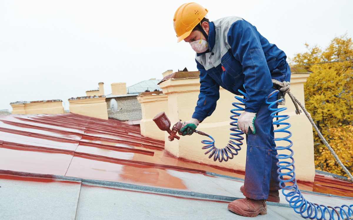 pintores en Barcelona pintando techo en reforma de vivienda