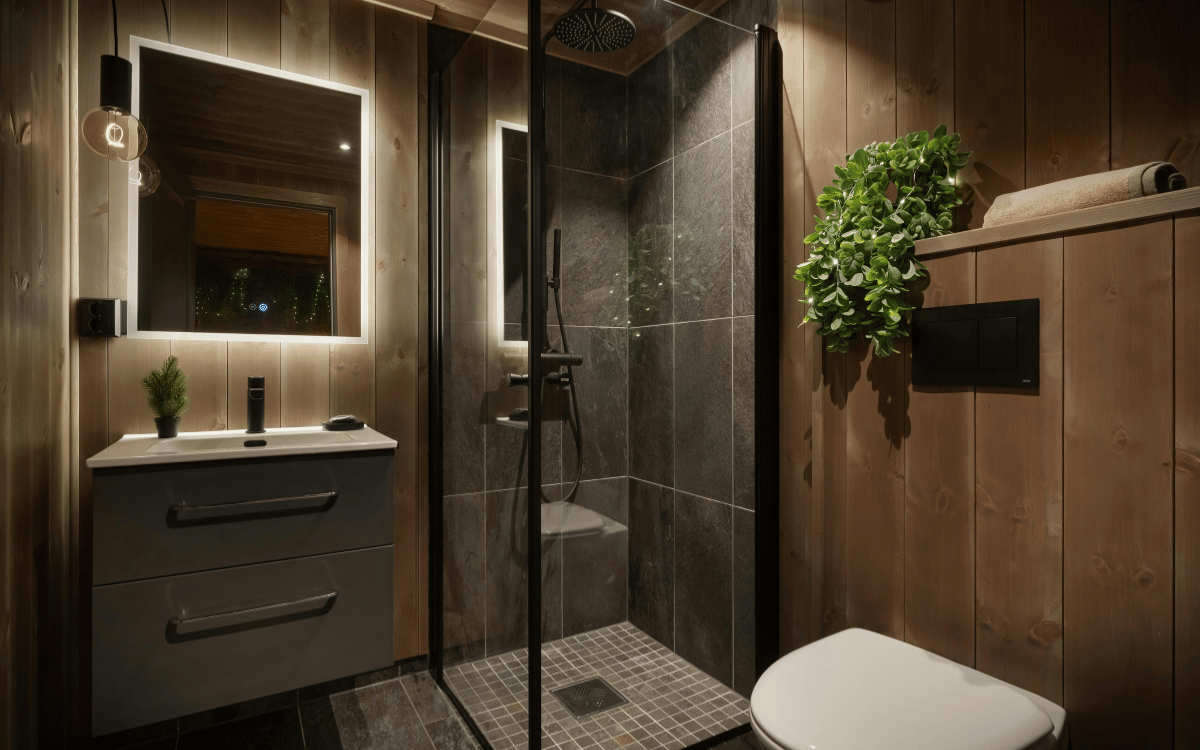 baño reformado en Montcada i Reixac con diseño moderno tras presupuesto de reforma para baño en Montcada i Reixac