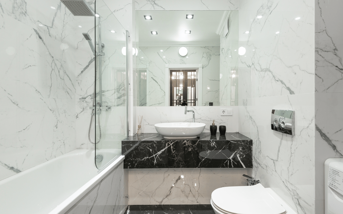 baño reformado en Montcada i Reixac con diseño moderno y acabados de alta calidad