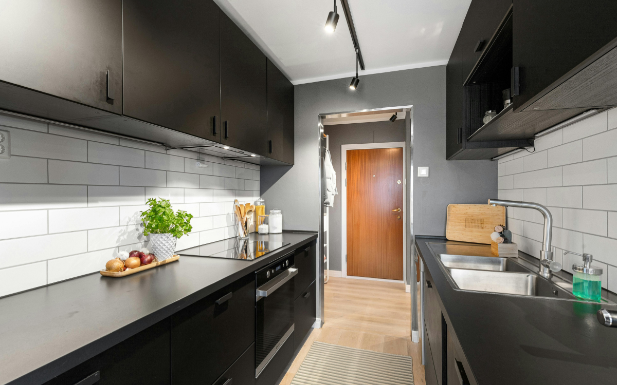 diseño de cocina minimalista tras reforma en Sabadell