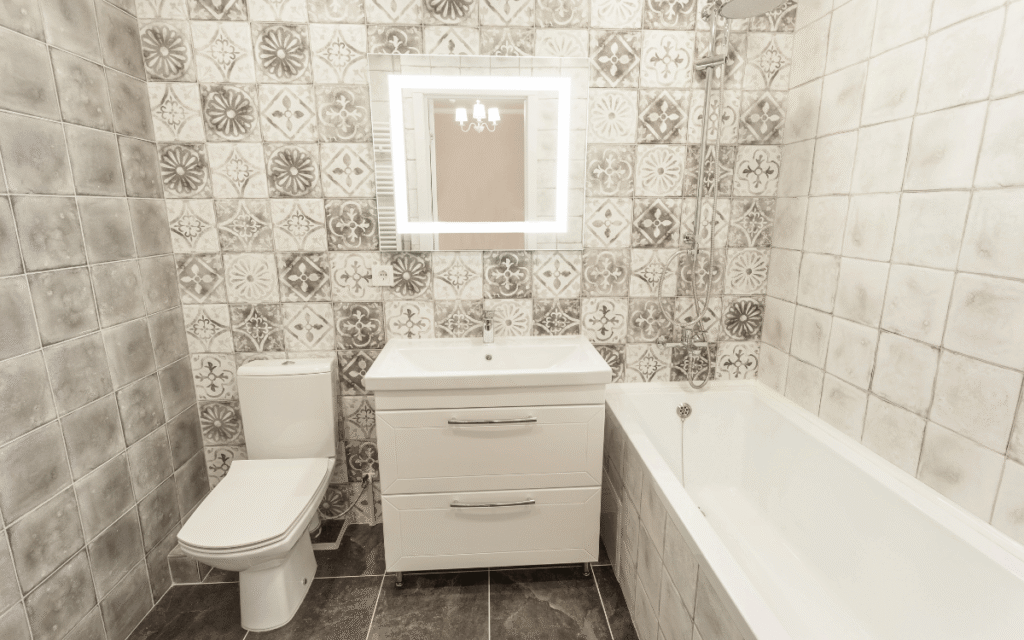 baño en proceso de reforma con instalaciones de fontanería y electricidad