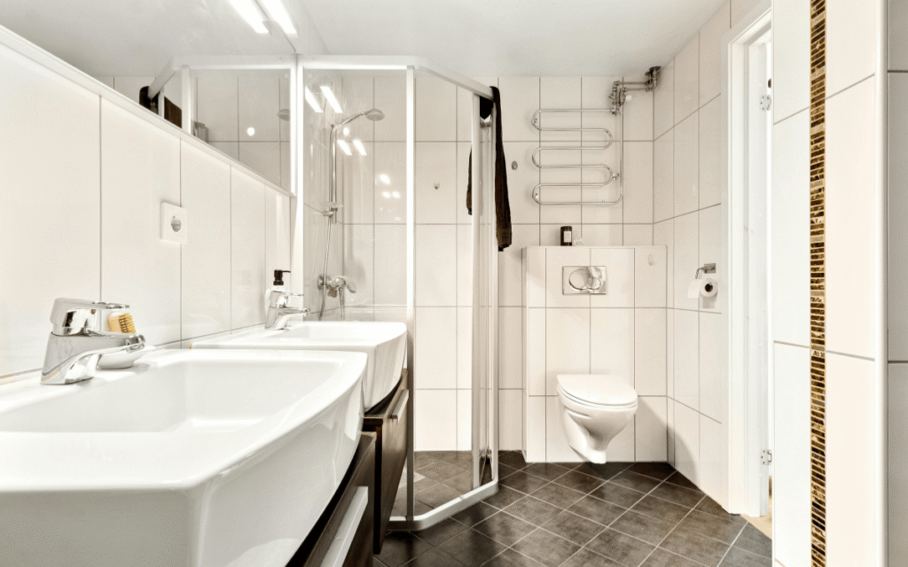 planificación para reformar un baño con planos técnicos y mediciones