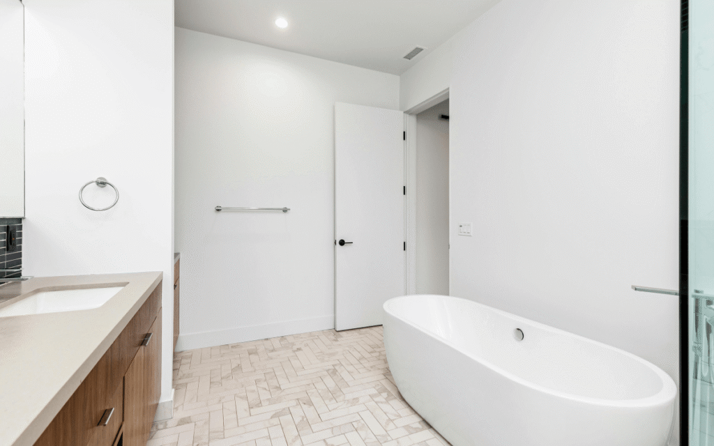 materiales de alta calidad para reformas de baños como cerámica y microcemento