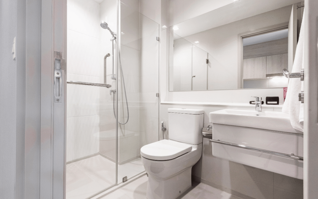 planificación de reformas de baños con planos técnicos y mediciones