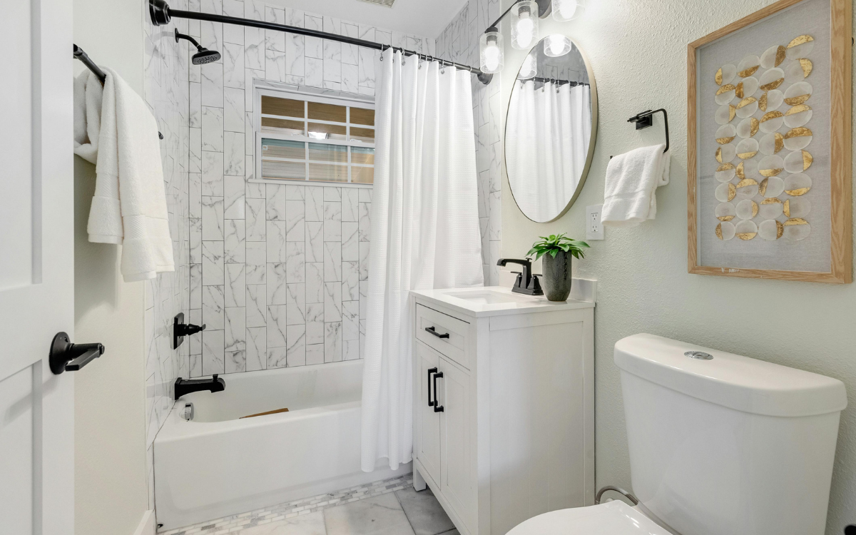 baño pequeño optimizado tras reforma en Terrassa
