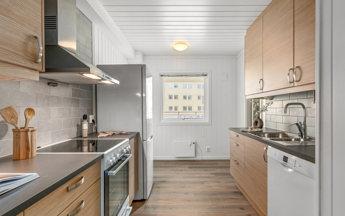 diseño de cocina minimalista tras reforma en Barcelona