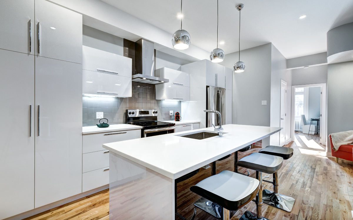 cocina con isla central reformada en vivienda de Barcelona