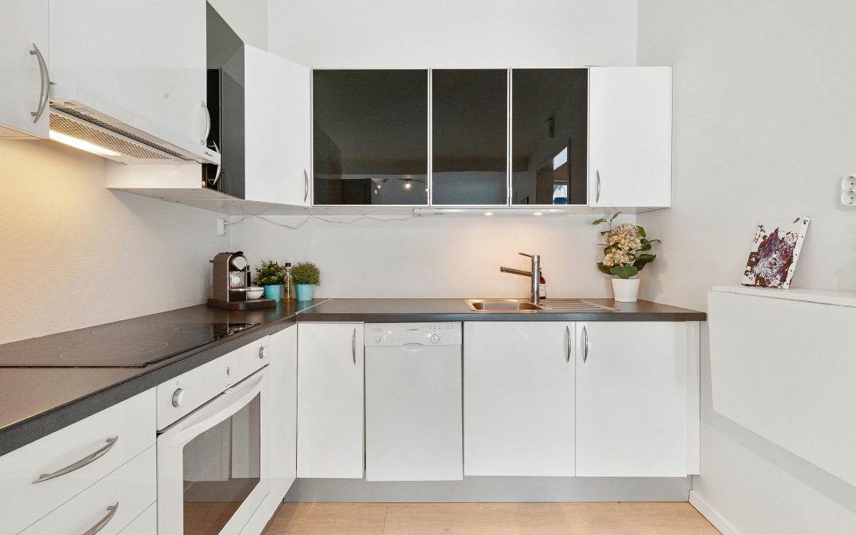 cocina abierta reformada en Barcelona estilo contemporáneo