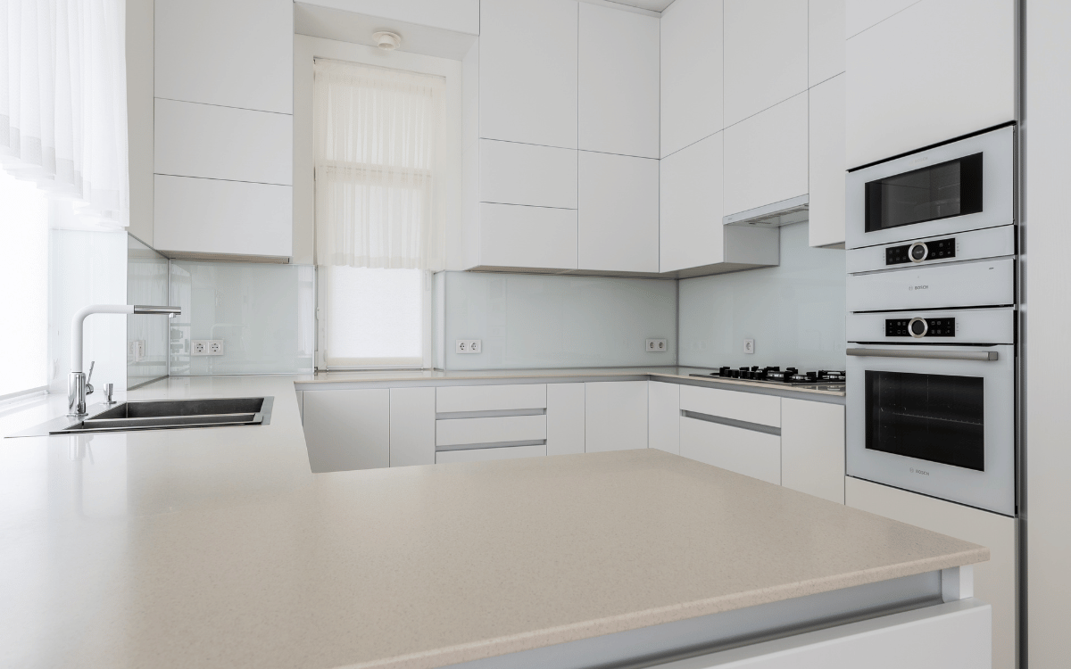 diseño de cocina minimalista en reforma en Rubí